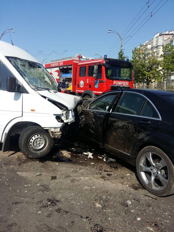 Пять человек пострадали в жутком ДТП возле цирка: видео