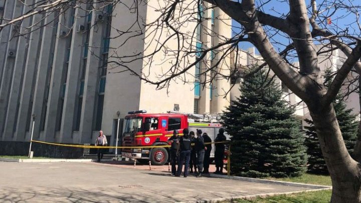 В Центральный суд поступило предупреждение о заложенной бомбе (фото) 