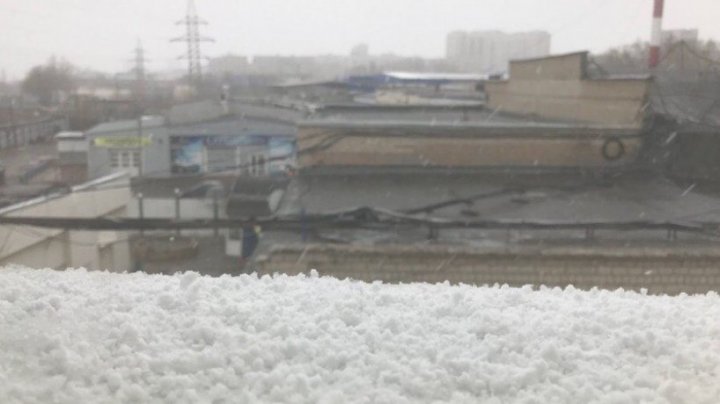 Зима в конце апреля: в Оренбурге выпал снег (видео)