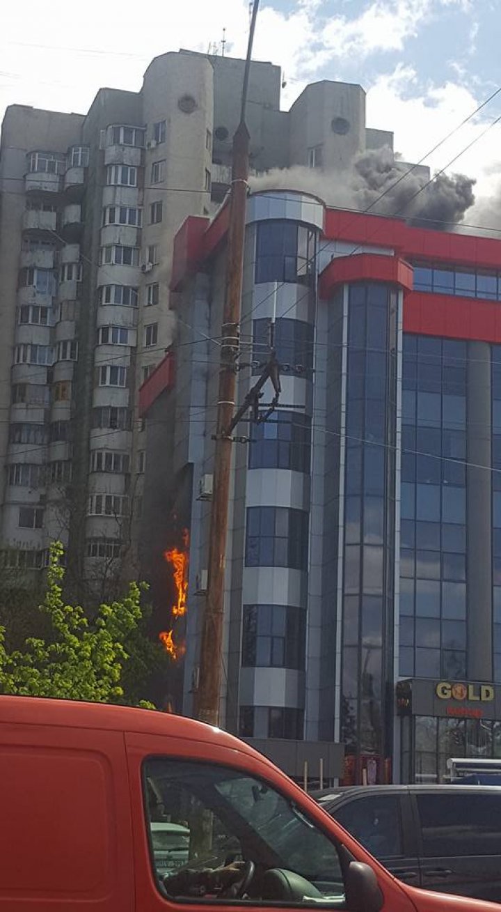 На улице Измайловской произошел пожар в торговом центре: видео 