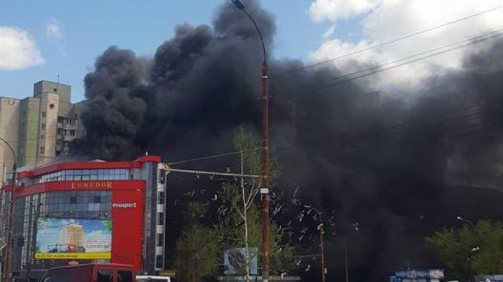 На улице Измайловской произошел пожар в торговом центре: видео 