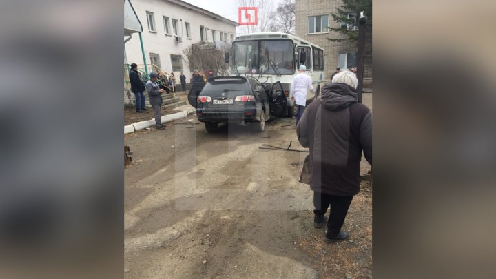 В Приморье иномарка на полной скорости протаранила автобус с инвалидами (видео)