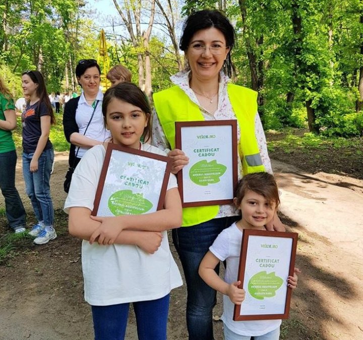 Сильвия Раду вместе с семьей посадила деревья в парке "Долина Роз": фото 