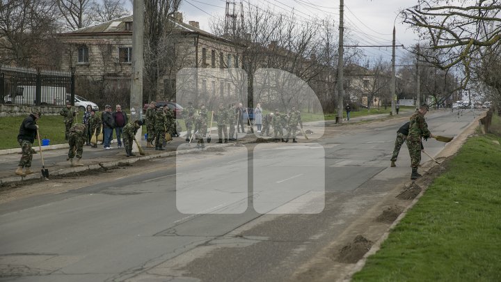 Двое министров вышли на уборку Кишинёва: фоторепортаж 