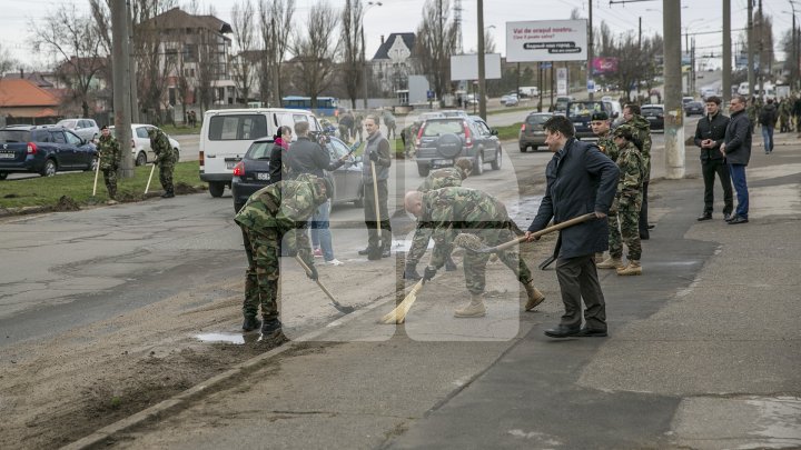 Двое министров вышли на уборку Кишинёва: фоторепортаж 