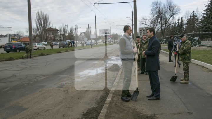 Двое министров вышли на уборку Кишинёва: фоторепортаж 