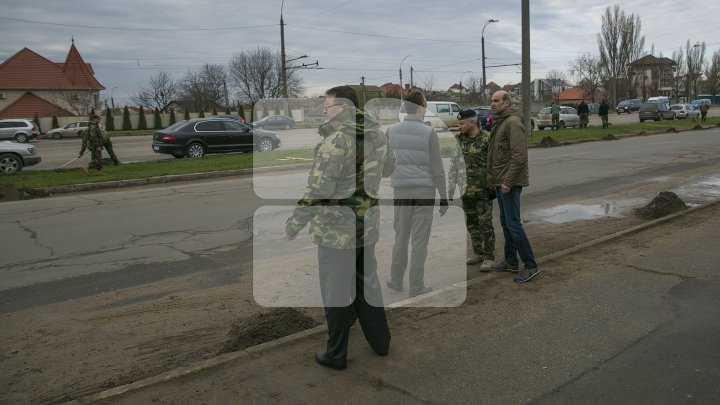 Двое министров вышли на уборку Кишинёва: фоторепортаж 