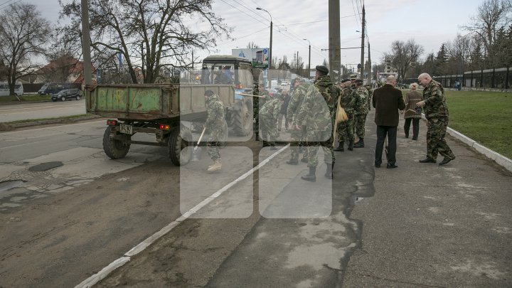 Двое министров вышли на уборку Кишинёва: фоторепортаж 