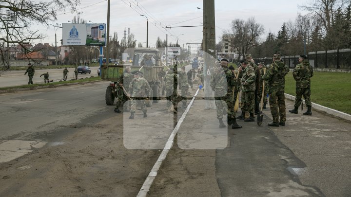 Двое министров вышли на уборку Кишинёва: фоторепортаж 