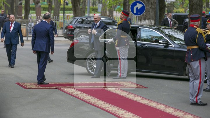 Президент Беларуси Александр Лукашенко встретился с Игорем Додоном: фоторепортаж