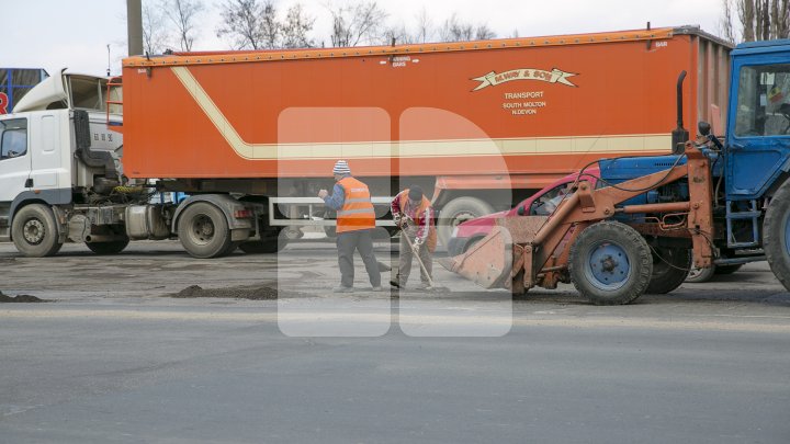 Ямы на дорогах в Кишинёве начали заделывать горячим асфальтом: фото