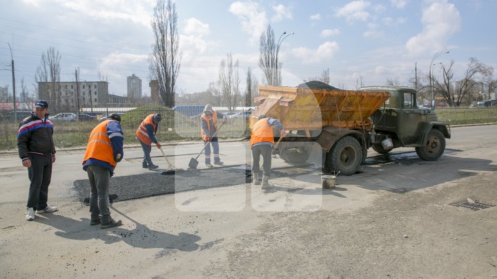 Ямы на дорогах в Кишинёве начали заделывать горячим асфальтом: фото