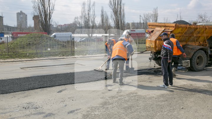 Ямы на дорогах в Кишинёве начали заделывать горячим асфальтом: фото