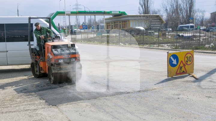 Ямы на дорогах в Кишинёве начали заделывать горячим асфальтом: фото