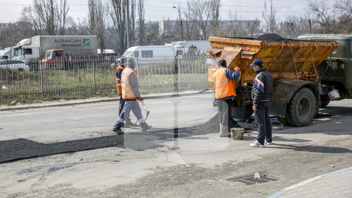 Ямы на дорогах в Кишинёве начали заделывать горячим асфальтом: фото