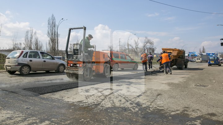 Ямы на дорогах в Кишинёве начали заделывать горячим асфальтом: фото