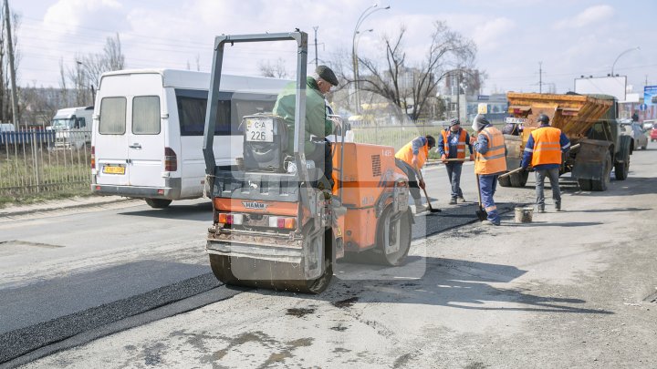 Ямы на дорогах в Кишинёве начали заделывать горячим асфальтом: фото