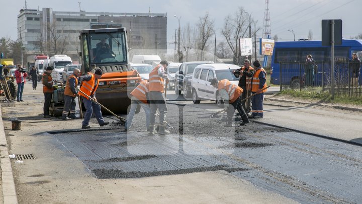 Ямы на дорогах в Кишинёве начали заделывать горячим асфальтом: фото