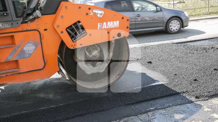 Ямы на дорогах в Кишинёве начали заделывать горячим асфальтом: фото