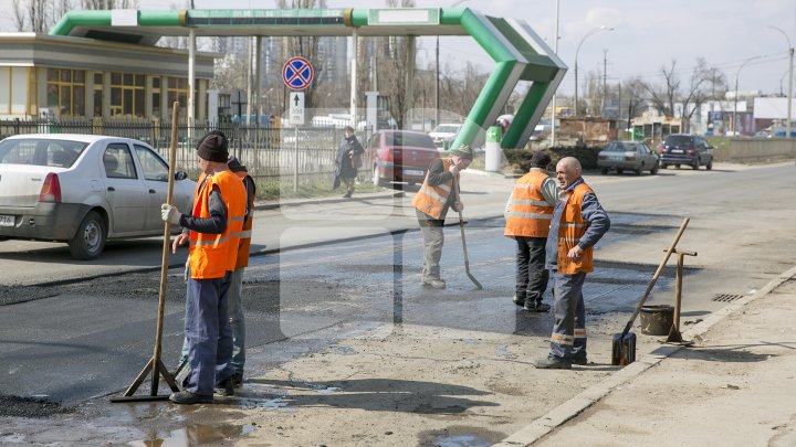 Ямы на дорогах в Кишинёве начали заделывать горячим асфальтом: фото