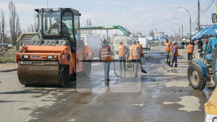 Ямы на дорогах в Кишинёве начали заделывать горячим асфальтом: фото