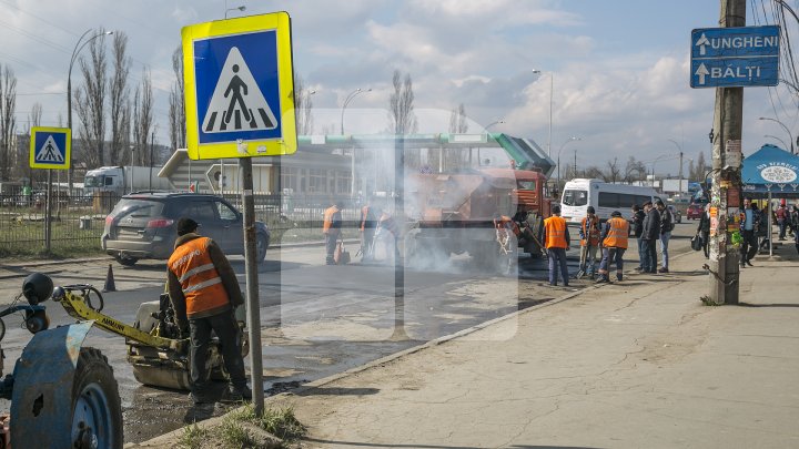 Ямы на дорогах в Кишинёве начали заделывать горячим асфальтом: фото