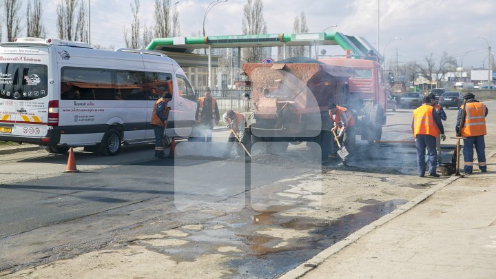 Ямы на дорогах в Кишинёве начали заделывать горячим асфальтом: фото