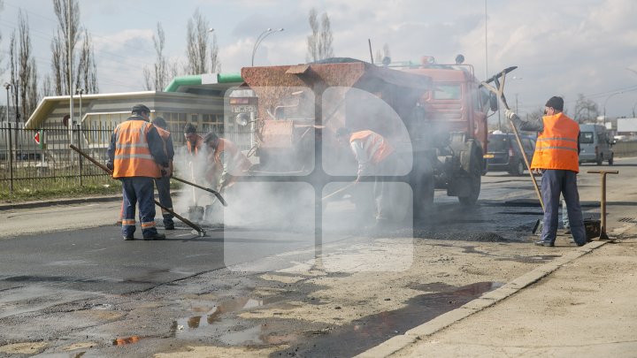 Ямы на дорогах в Кишинёве начали заделывать горячим асфальтом: фото