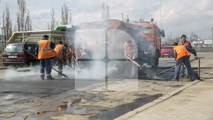 Ямы на дорогах в Кишинёве начали заделывать горячим асфальтом: фото