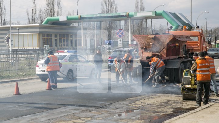 Ямы на дорогах в Кишинёве начали заделывать горячим асфальтом: фото