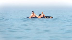 В Геленджике двое туристов 18 часов дрейфовали на матрасе в открытом море