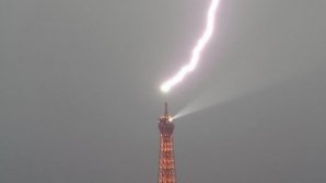 В Эйфелеву башню попала молния (видео)