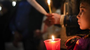 "Наш герой": Как британцы прощались с 2-летним Альфи Эвансом