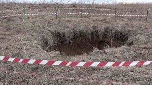 В Пермском крае рядом с селом образовался провал глубиной с шестиэтажный дом (фото) 