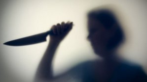 В Кишиневе неизвестная женщина пырнула мужчину ножом в живот на улице