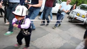 В Киргизии 5-летний мальчик протащил внедорожник на 34 метра (видео) 