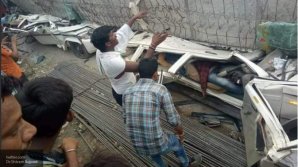 Эстакада рухнула на автомобили и пешеходов в Индии: 19 погибших