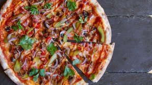 В Италии приготовили самую большую в мире неаполитанскую пиццу: видео 