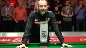 Чемпион мира по снукеру явился голым на пресс-конференцию, выполнив условия пари