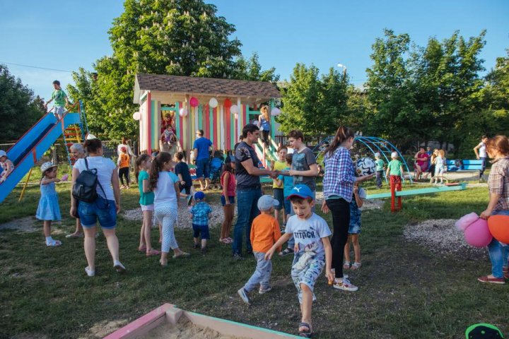 В Дурлештах открыли новую детскую площадку