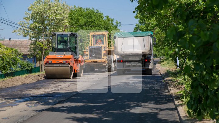 В трёх сёлах Чимишлийского района восстанавливают дороги: фоторепортаж