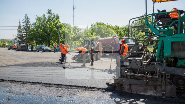 В трёх сёлах Чимишлийского района восстанавливают дороги: фоторепортаж