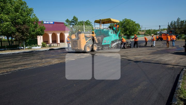 В трёх сёлах Чимишлийского района восстанавливают дороги: фоторепортаж