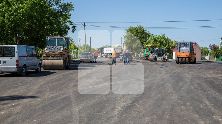 В трёх сёлах Чимишлийского района восстанавливают дороги: фоторепортаж