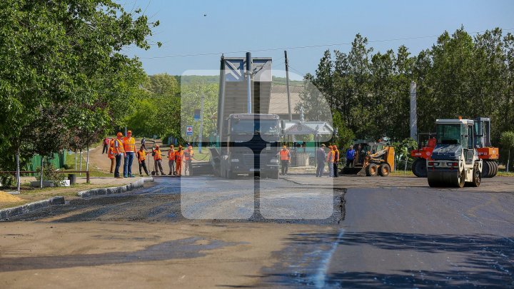 В трёх сёлах Чимишлийского района восстанавливают дороги: фоторепортаж