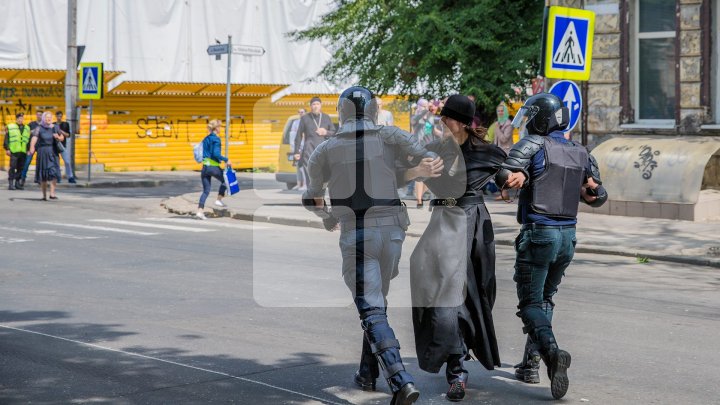 На ЛГБТ-марше в Кишинёве произошла потасовка между верующими и полицей: видео