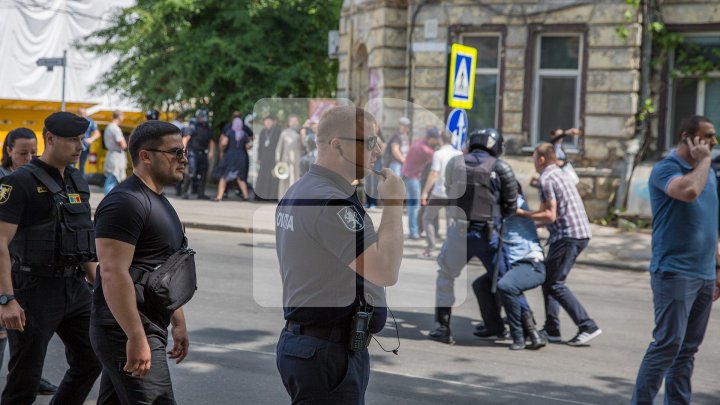 На ЛГБТ-марше в Кишинёве произошла потасовка между верующими и полицей: видео