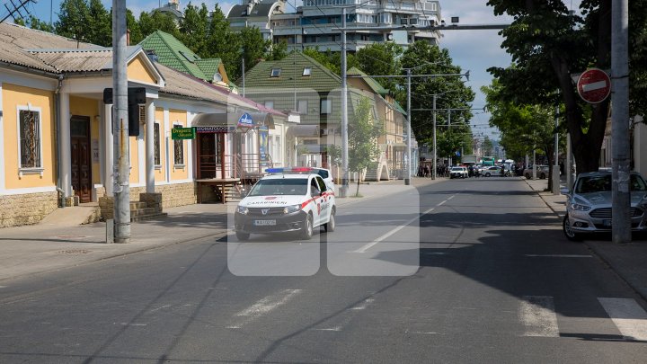 На ЛГБТ-марше в Кишинёве произошла потасовка между верующими и полицей: видео