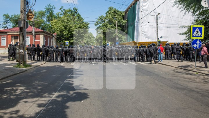 На ЛГБТ-марше в Кишинёве произошла потасовка между верующими и полицей: видео