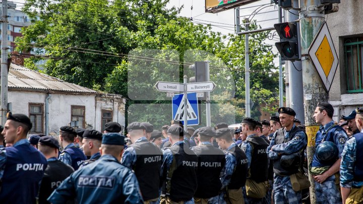 На ЛГБТ-марше в Кишинёве произошла потасовка между верующими и полицей: видео